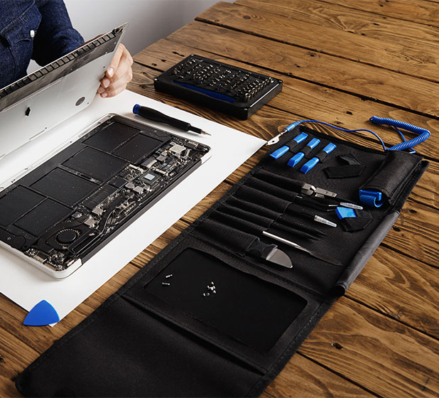 footer_0010_service-man-opens-backside-topcase-cover-computer-laptop-before-repairing-cleaning-fixing-it-with-his-profes