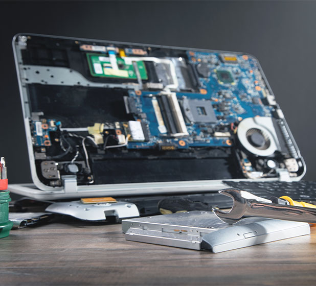 footer_0011_broken-laptop-with-wrench-screwdriver-table-computer-repair-service